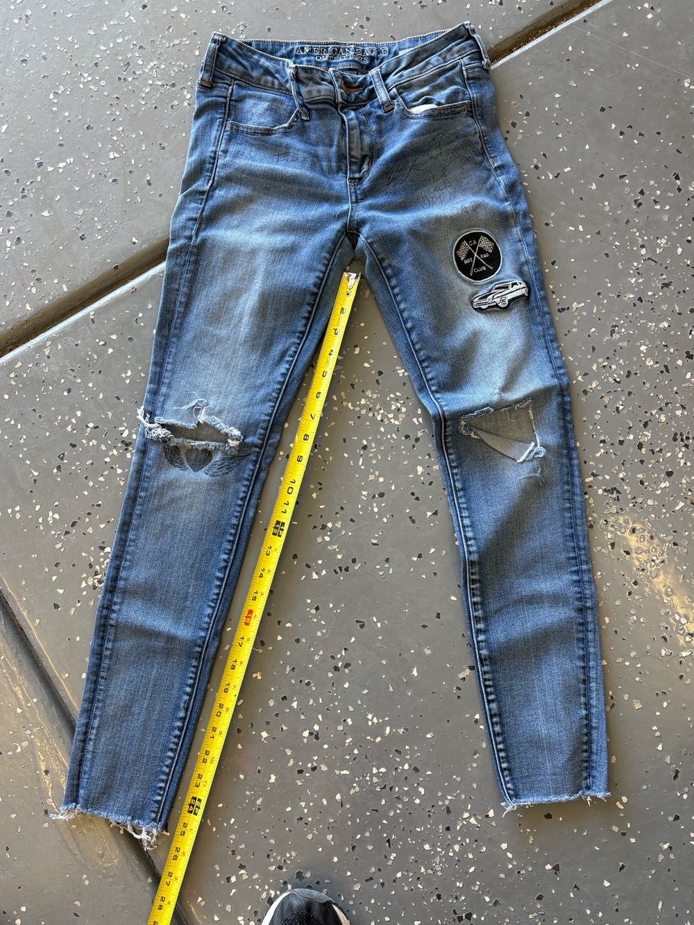 American Eagle Juniors Sz 4 distressed patched cool jeans